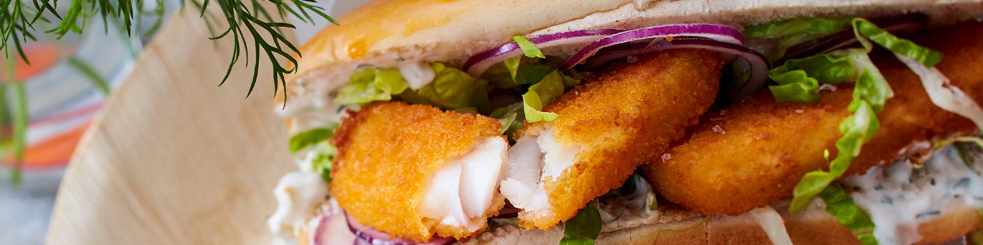 Fisch-Dog mit roten Zwiebeln und Zitronengras-Soße