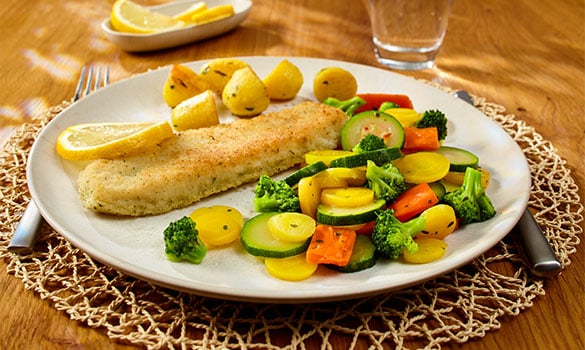 Sommerliches Gemüse mit Fisch und Butterkartoffeln