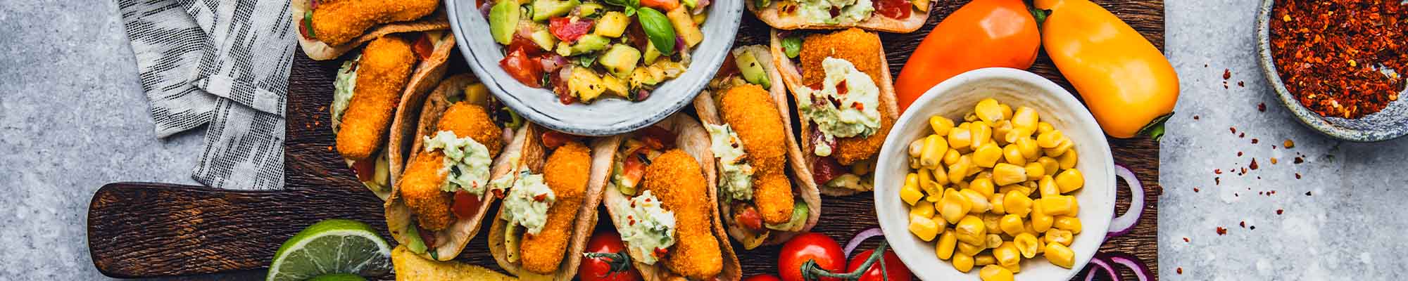 Taco Snack Board mit Chicken Nuggets Mini Tacos, Mango Avocado Salsa und Knoblauch Dip