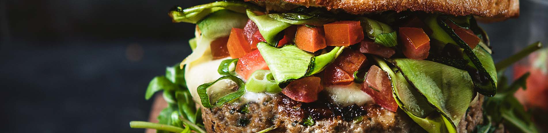Italienischer Burger mit Tomatensalsa und Mozzarella