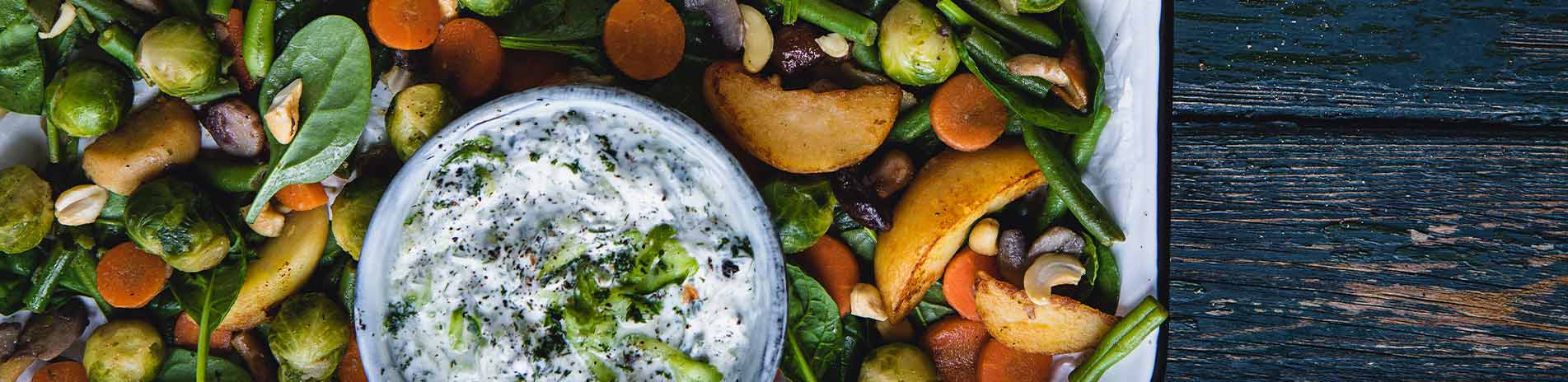 Gemüse-Pilz-Salat mit frischem Spinat und Tzatziki