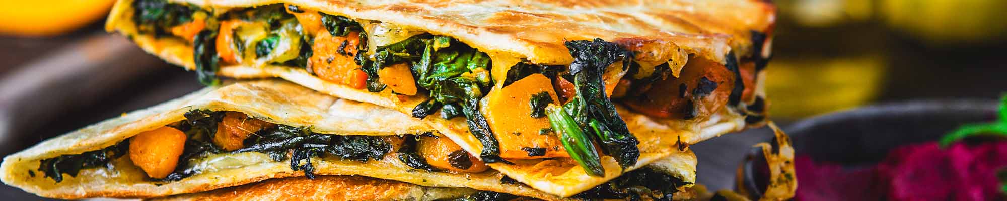 Kürbis Quesadillas mit Rote Beete Hummus