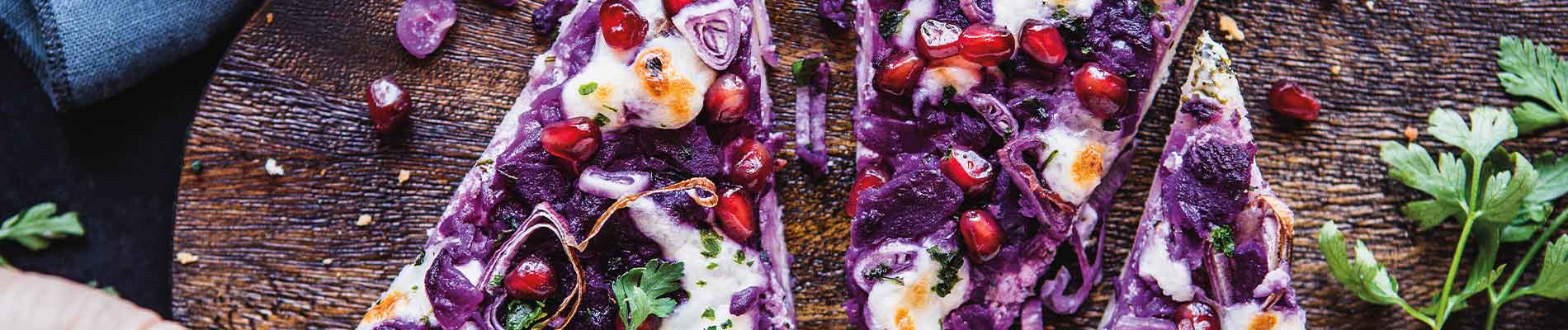 Pinsa mit Apfel-Rotkohl, Granatapfelkernen und Burrata