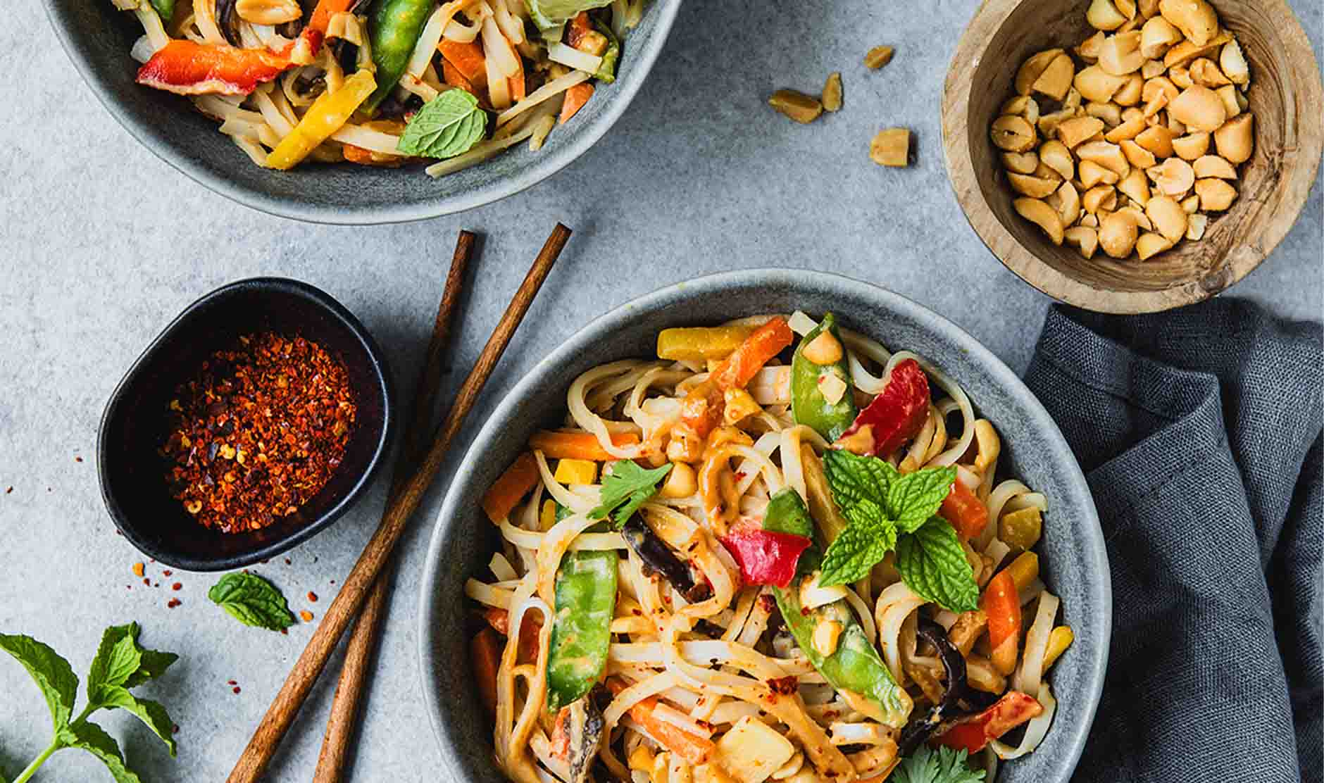Reisnudel-Bowl mit Erdnuss-Limetten-Sauce