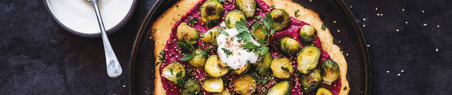 Socca mit Rote-Bete-Hummus und geröstetem Sesam-Rosenkohl