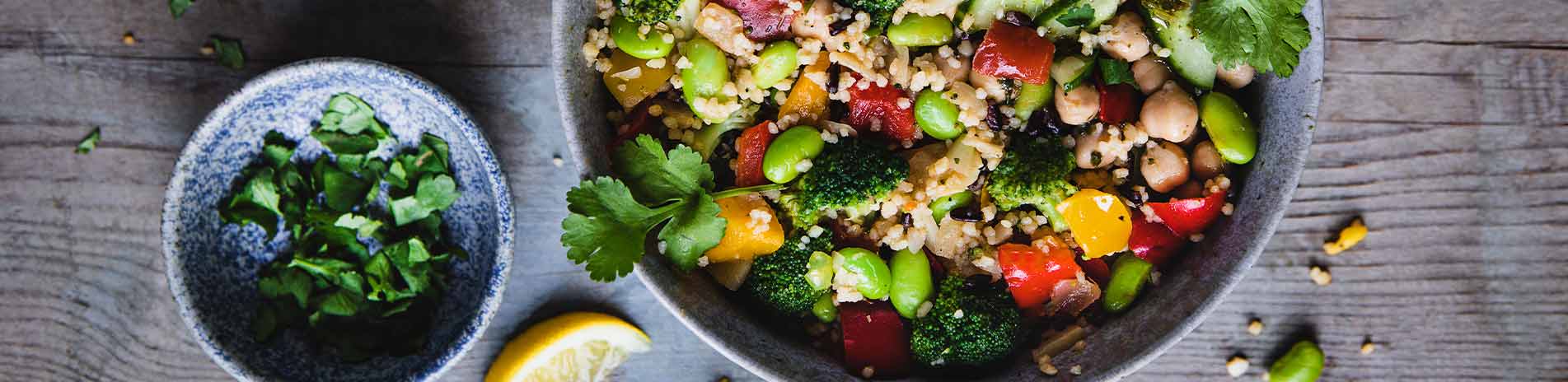 Sommerliche Paprika Couscous-Kichererbsen-Kräuter-Bowl