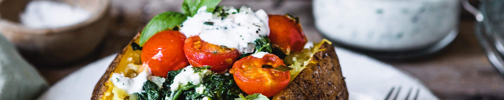 Spinat-Kumpir mit Kirschtomaten