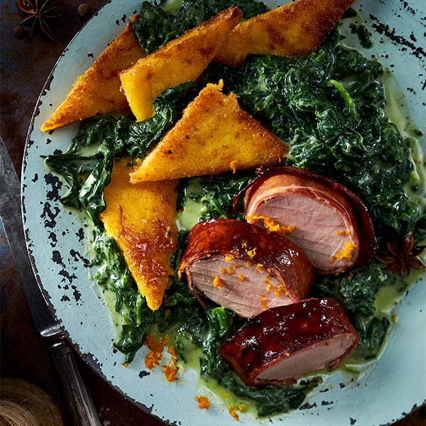 Schweinefilet im Schinkenmantel mit winterlicher Polenta auf Rahm-Blattspinat