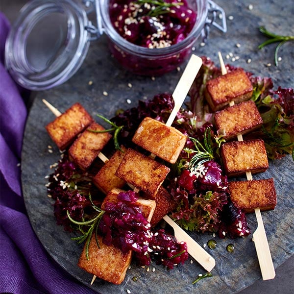 Tofu-Spieße mit Rotkohl-Pflaumen-Chutney