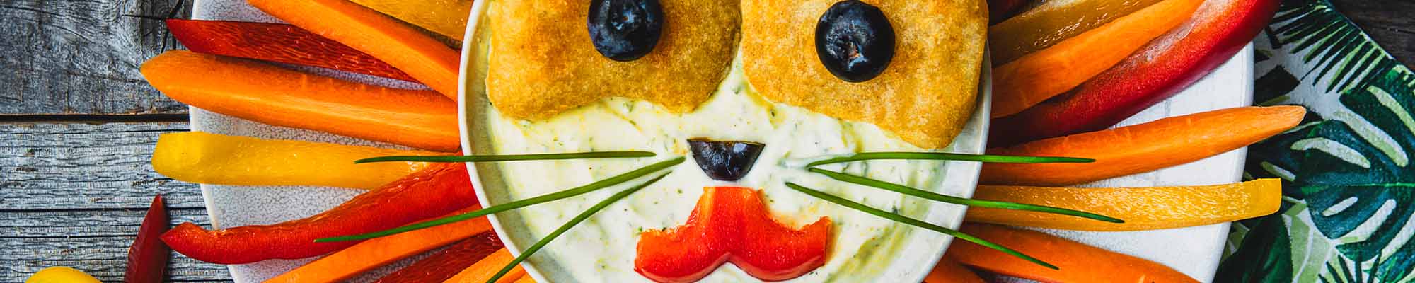 Gemüselöwe mit Chicken Nuggets im Backteig und Curry Krauter Dip