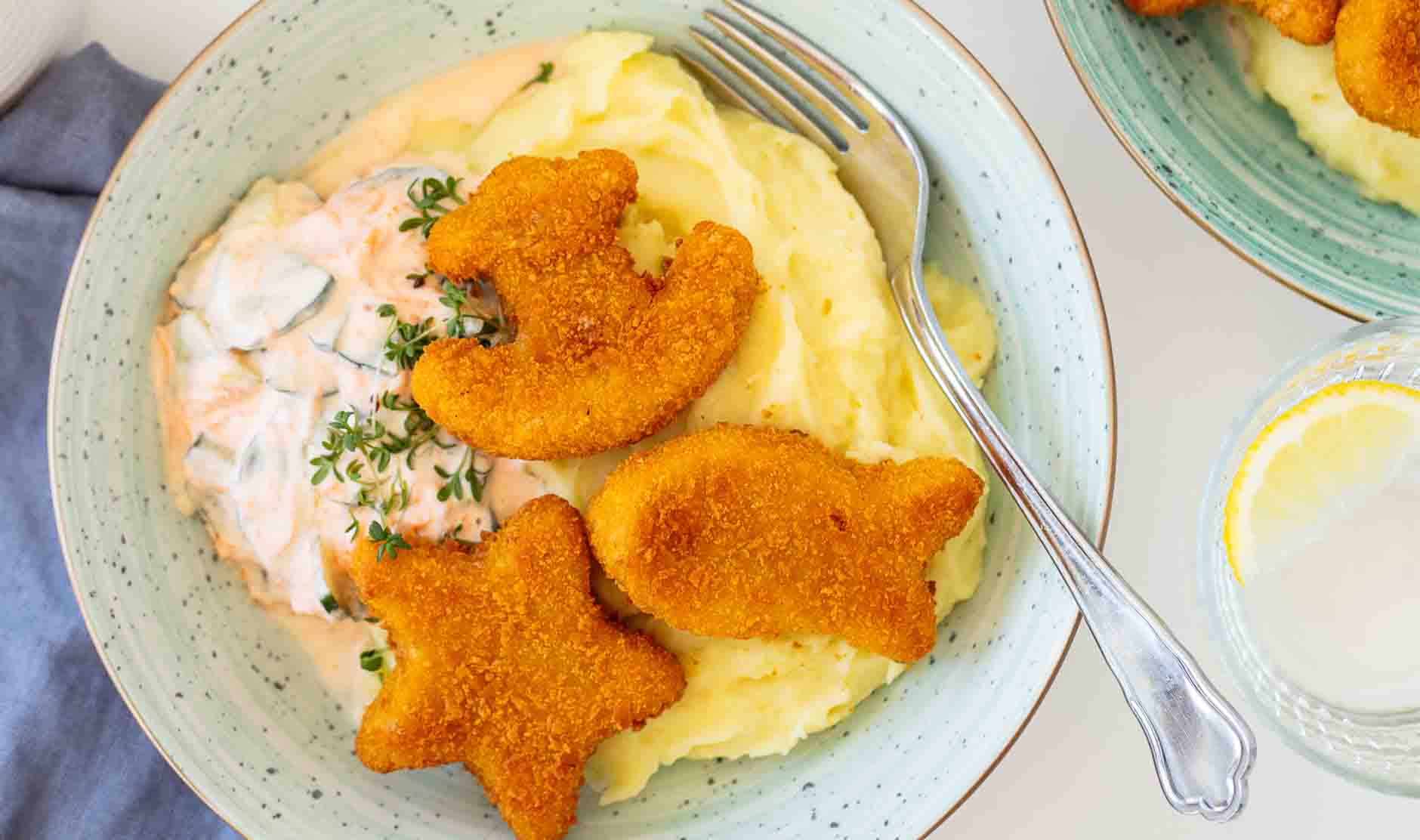 Knusper-Fisch mit Kartoffelpüree und Gurkensalat mit Karotten