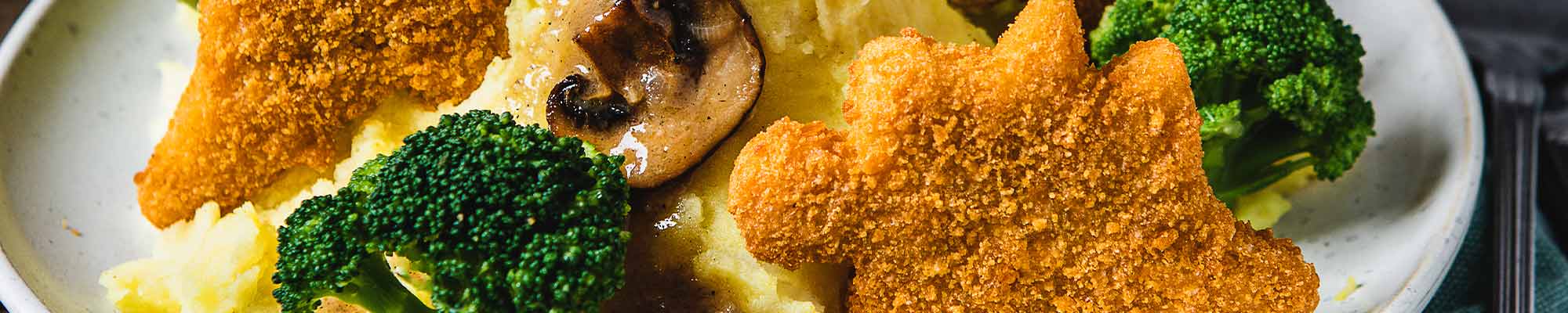 Veganer Vulkan aus Kartoffelbrei, daneben Brokkoli, Champignons und igloe Green Cuisine 