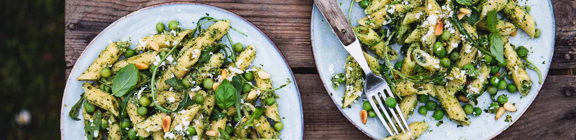 Nudelsalat mit grünem Pesto und Erbsen
