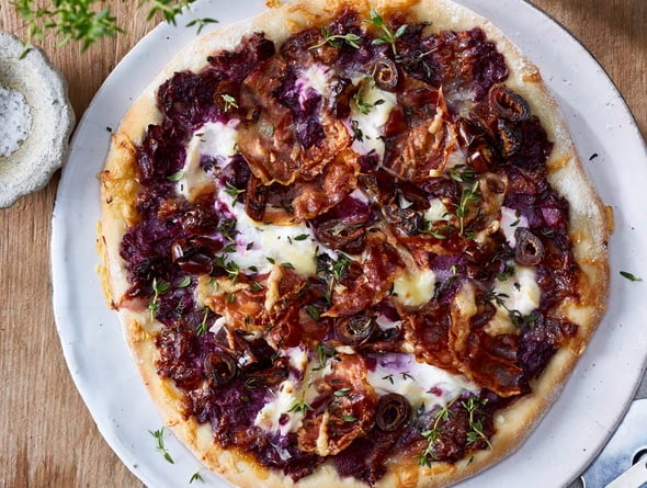 Rotkohlpizza mit Ziegenfrischkäse und Datteln