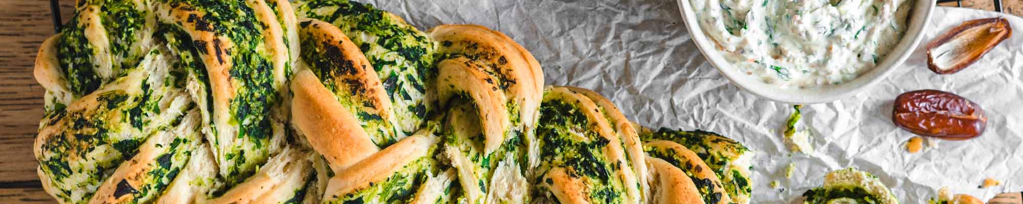 Osterzopf mit Dattel-Spinat-Dip