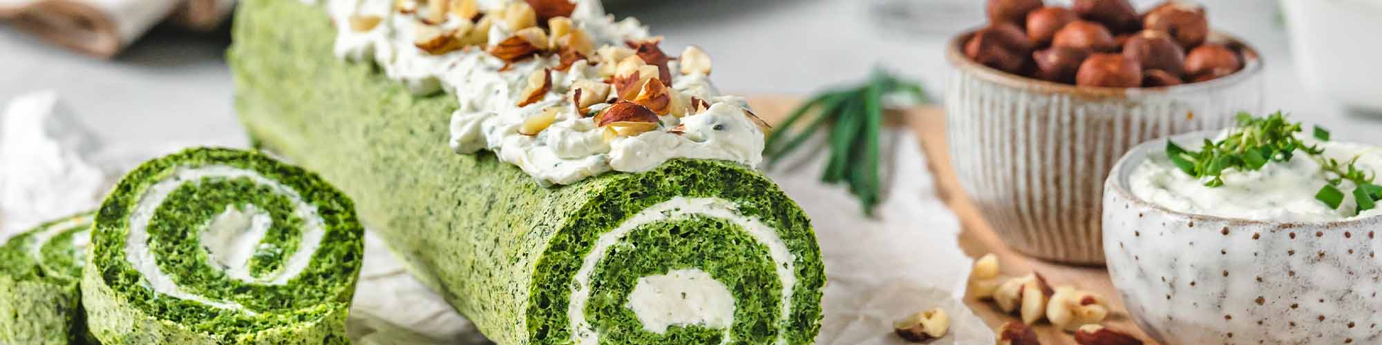 Spinatrolle mit Whipped Feta, Kräutern und Nüssen