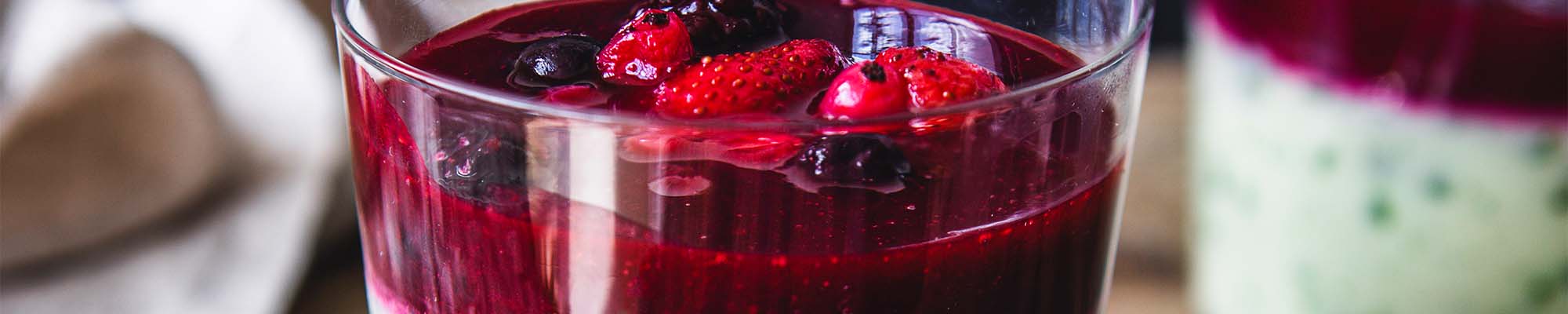 Basilikum-Vanille Panna Cotta mit Beerensauce