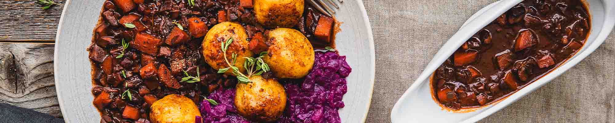 Pilzgulasch mit karamellisierten Kartoffelknödeln und Apfel-Rotkohl