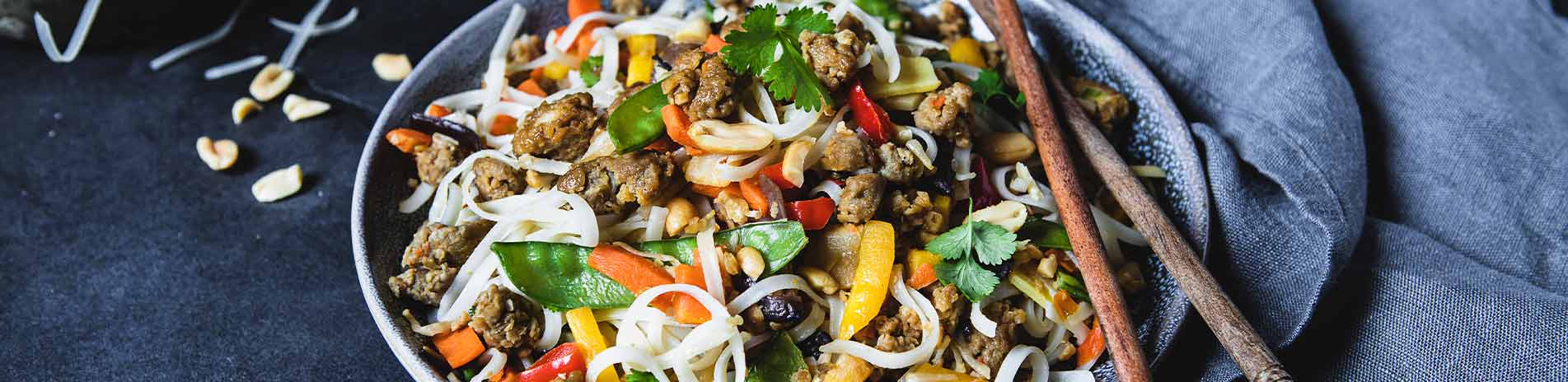 Rainbow Pad Thai mit veganem Hack
