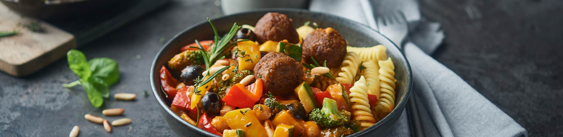 Vegane Gemüse-Hackbällchen-Pfanne 