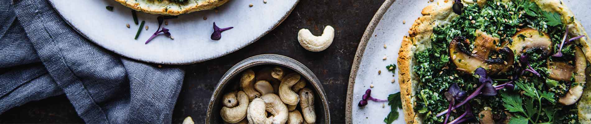 Vegane Kartoffelpizza mit Grünkohl-Pilz-Topping und Cashew-Creme