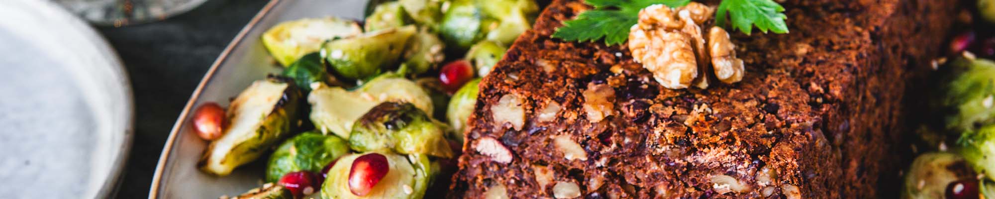 Veganer Bohnen-Walnuss-Braten mit gebratenem Sesam- Rosenkohl & Süßkartoffelpüree