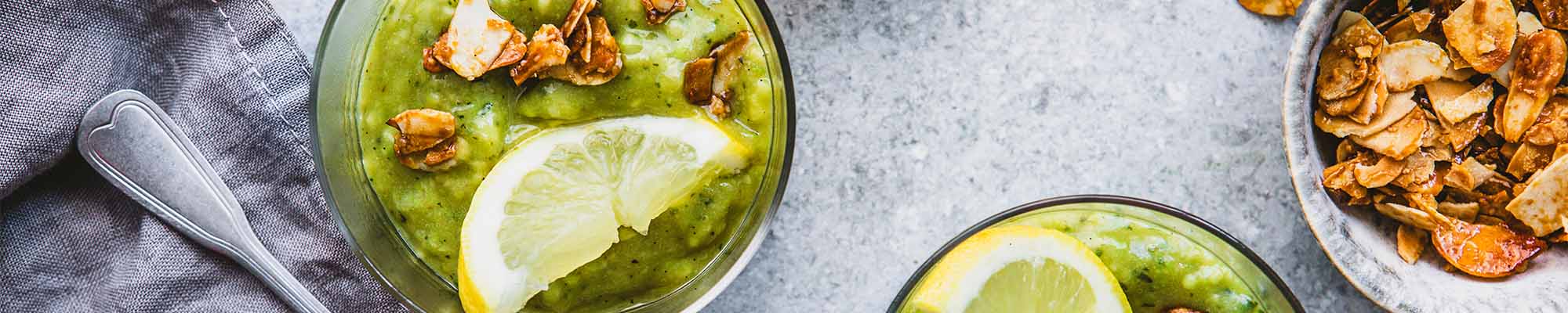 Zitronen Basilikum Sorbet mit karamellisierten Mandeln