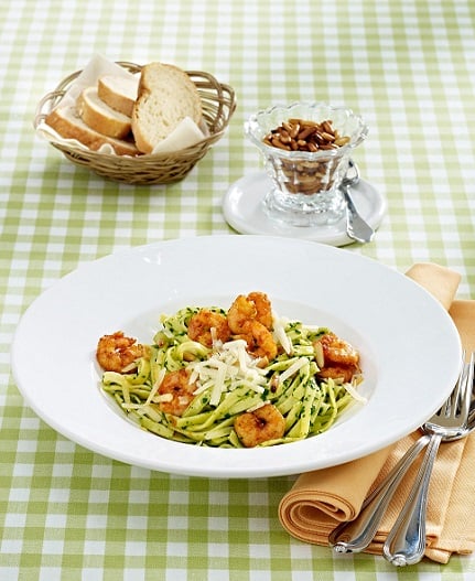 bandnudeln mit spinat pesto und paprika garnelen