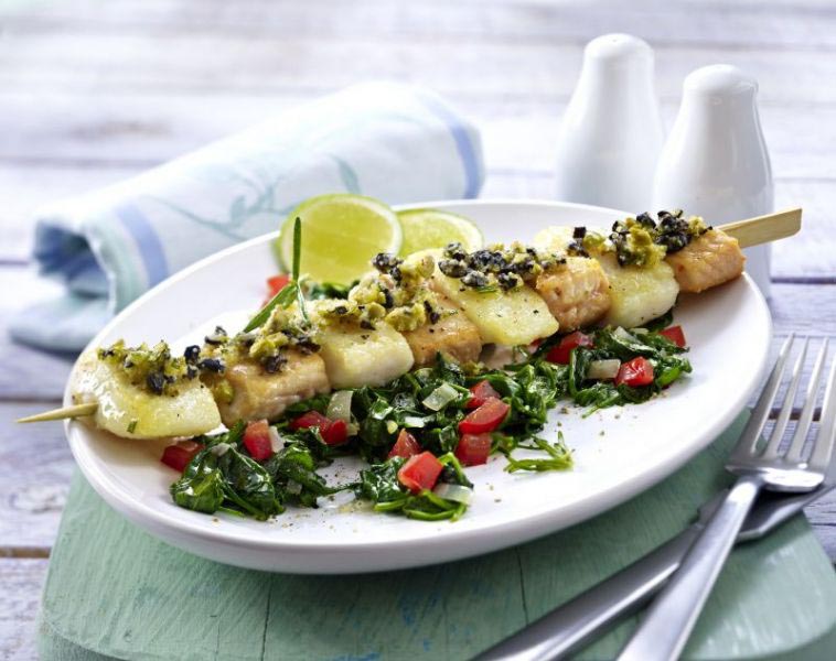 gourmetspiesse mit oliven parmesankruste und blatt spinat