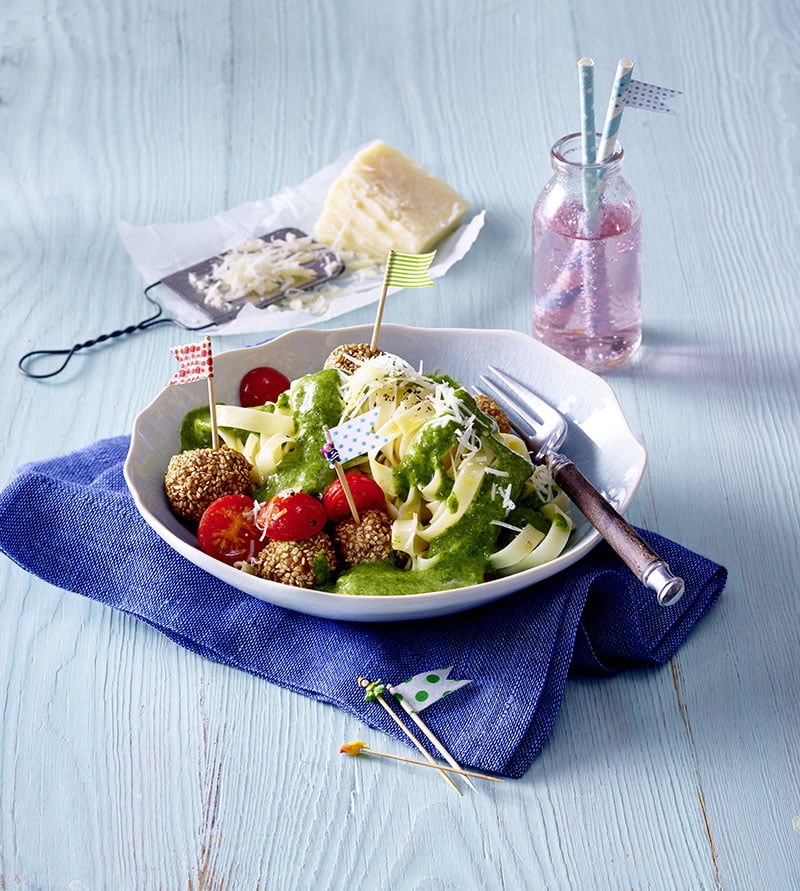 nudeln mit rahm spinat sosse und fleischbaellchen