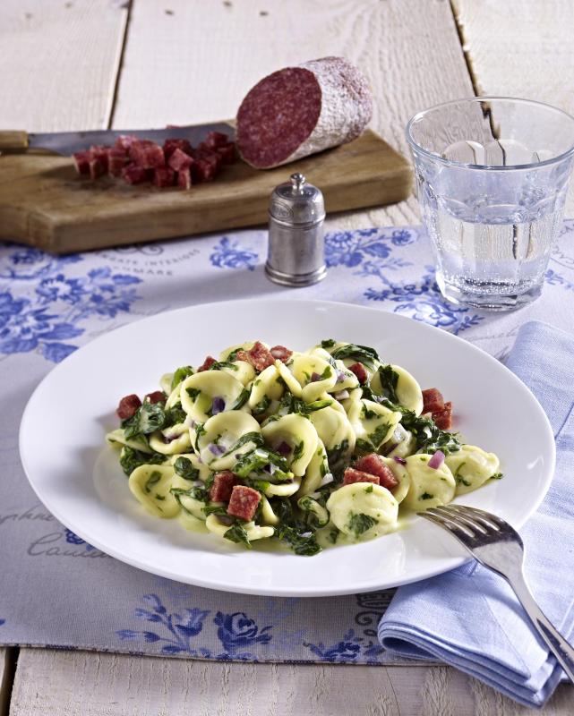 pasta mit geroesteter salami und spinat