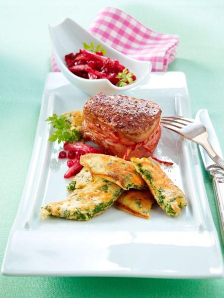 rinderfiletsteaks zu spinat kaiserschmarrn und preiselbeer schalotten kompott
